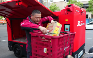 我国快递年业务量首次超1800亿件，无人配送成新趋势